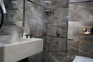 Classic Room | Bathroom | Shower, rainfall showerhead, hair dryer, slippers - Grand Tower Hotel (Istanbul)