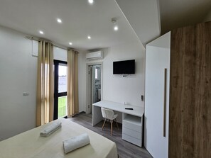 Superior Double Room, Sea View | Brankas, meja kerja, tirai kedap cahaya, dan kedap suara