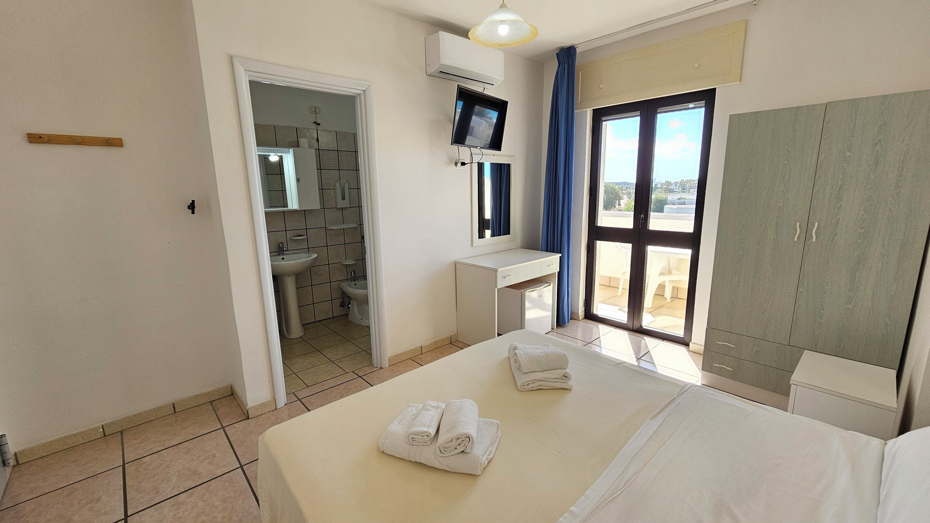 Camera matrimoniale, balcone, vista mare | In-room safe, desk, blackout curtains, soundproofing