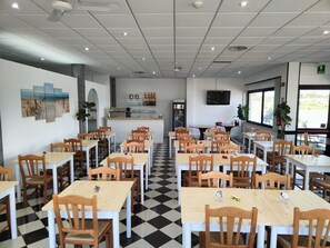 Sarapan masakan setempat setiap hari (EUR 10 per orang)