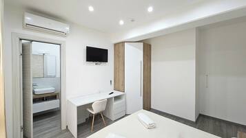 Superior Double Room, Sea View | Tallelokero huoneessa, työpöytä