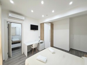 Superior Double Room, Sea View | Zimmersafe, Schreibtisch, laptopgeeigneter Arbeitsplatz