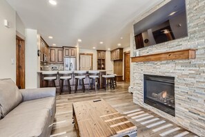 TV, fireplace