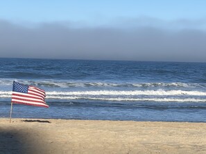 On the beach - Enjoy beautiful ocean views while staying at this spacious, 4 bedroom condo located just a few steps from the beach! (Ocean City)
