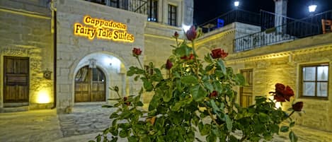 Fachada del alojamiento - Noche