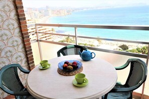 Outdoor dining - 9A sea views and wifi (Calpe/Calp)