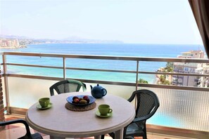 Outdoor dining - 9A sea views and wifi (Calpe/Calp)