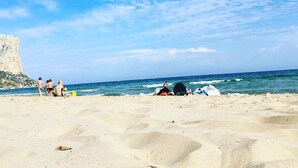 A sandy beach with a clear sky and a rocky cliff in the background. - 9A sea views and wifi (Calpe/Calp)