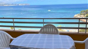A terrace with a table and chairs overlooking a coastal view. - apartment 510A VORA 3 bedrooms (Calpe/Calp)
