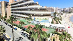 A multi-story hotel with a rooftop pool and a beach view. - apartment 510A VORA 3 bedrooms (Calpe/Calp)