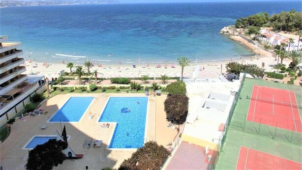 A hotel with a pool area, a tennis court, and a beach view. - apartment 510A VORA 3 bedrooms (Calpe/Calp)