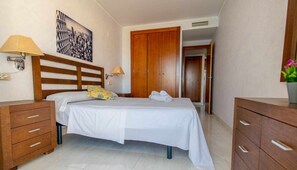 3 bedrooms, iron/ironing board, WiFi, bed sheets - mizzen 84, 3 bedrooms (Calpe/Calp)