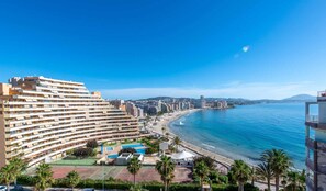 Ein Hotel an der Küste mit mehreren Etagen, einem Poolbereich und Blick auf den Strand.
