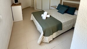 Une chambre à coucher avec un lit, un bureau et une armoire.