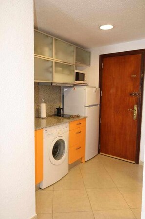 Fridge, microwave, toaster - 58 C Voramar, 1 bedroom apartment (Calpe/Calp)