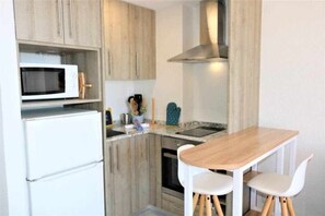 Fridge, microwave, oven, coffee/tea maker