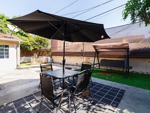 Outdoor dining - 3 bedroom Mid-Wilshire Charmer near Downtown (Los Angeles)