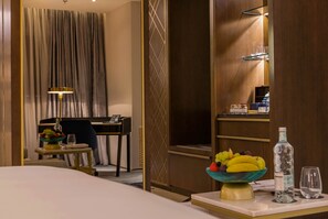 Superior King Room With Balcony | Literie hypoallergénique, minibar, décoration personnalisée