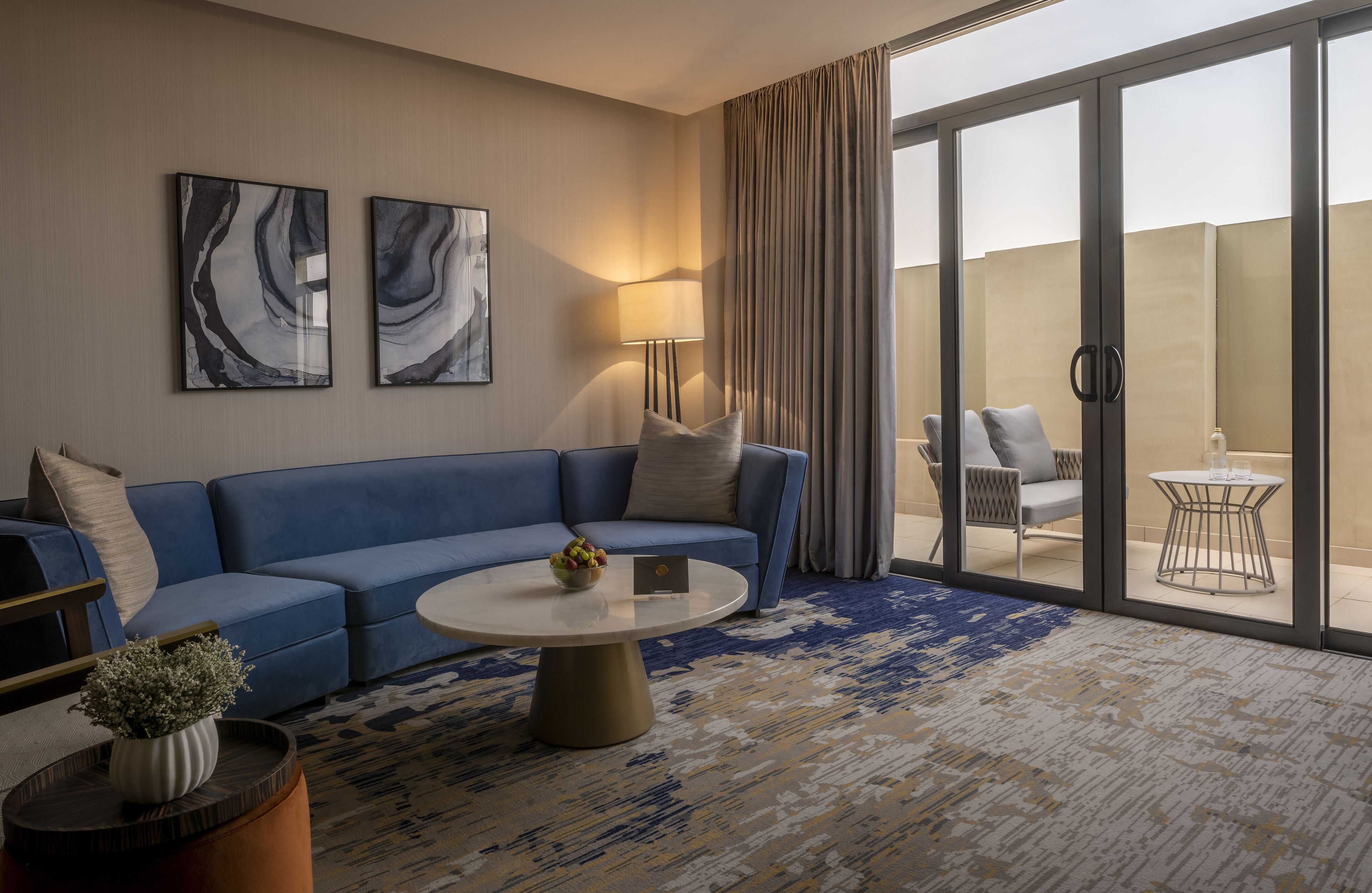 Superior suite | Woonruimte | Een 65-inch smart-tv met satellietzenders en een televisie