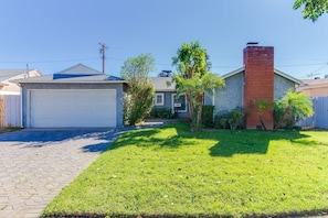 Exterior - 4 bedroom house with a pool (Reseda)