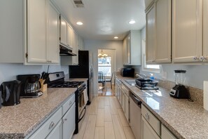 冷蔵庫、電子レンジ、オーブン、コンロ