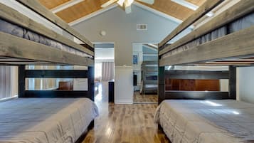 4 Schlafzimmer, Schreibtisch, Bügeleisen/Bügelbrett, kostenloses WLAN