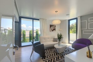 Smart TV, fireplace, stereo