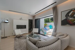 TV connectée, cheminée, chaîne hi-fi