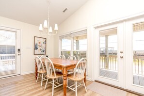 Dining - Saltwater Gospel - Classic 2nd Row Home - 4 Bedrooms & Easy Beach Access (Surf City)