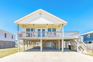 A two-story building with a balcony and a covered entrance area. - Saltwater Gospel - Classic 2nd Row Home - 4 Bedrooms & Easy Beach Access (Surf City)
