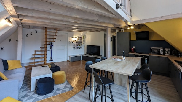 A modern kitchen with a dining area, wooden beams, and a staircase. - Le Ch'ti Alsacien ***, duplex apartment for 4/6 people in the heart of Eguisheim (Eguisheim)