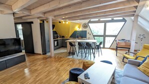 A modern living space with a kitchen, dining area, and seating area. - Le Ch'ti Alsacien ***, duplex apartment for 4/6 people in the heart of Eguisheim (Eguisheim)