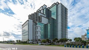 Un edificio moderno de varios pisos con fachada de vidrio, probablemente un hotel o complejo de oficinas.