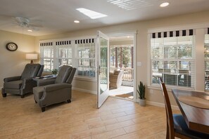 Smart-tv, Netflix, bordsfotboll och ett bordtennisbord