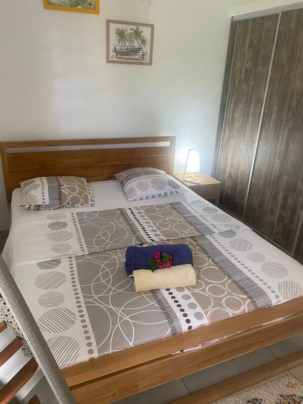 1 chambre, fer et planche à repasser, accès au Wi-Fi (inclus)