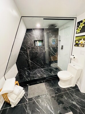 Badewanne, Haartrockner, Handtücher, Seife