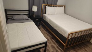 3 bedrooms, desk, iron/ironing board, free WiFi