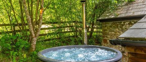 Outdoor spa tub