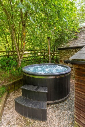 Outdoor spa tub - Stables Cottage - deep in the Devon countryside (Holsworthy)
