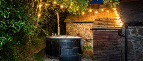 Outdoor spa tub