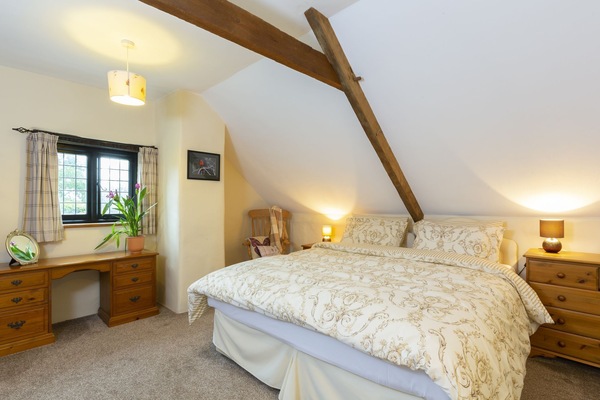Appleloft bedroom features a super king bed & ancient oak beams