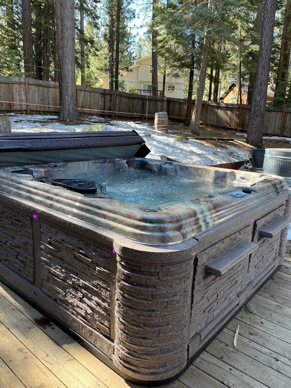 Outdoor spa tub - 1760t Thunderbird Cabin 3 Bedroom Home (South Lake Tahoe)