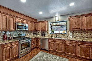 Maison, 3 chambres | Cuisine privée | Réfrigérateur, four, cafetière/bouilloire, grille-pain