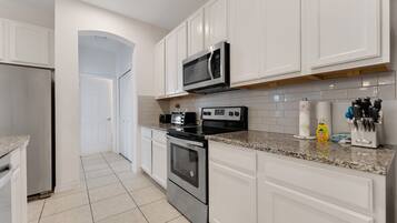 Villa, varias habitaciones | Cocina privada | Refrigerador, horno y cafetera y tetera