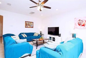 Villa, plusieurs chambres | Salle de séjour | TV connectée