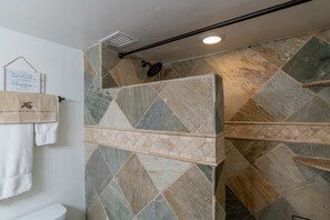 Condo, 1 habitación | Baño | Toallas y shampoo 