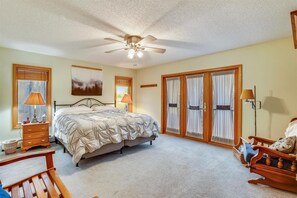 5 bedrooms, iron/ironing board, WiFi, bed sheets