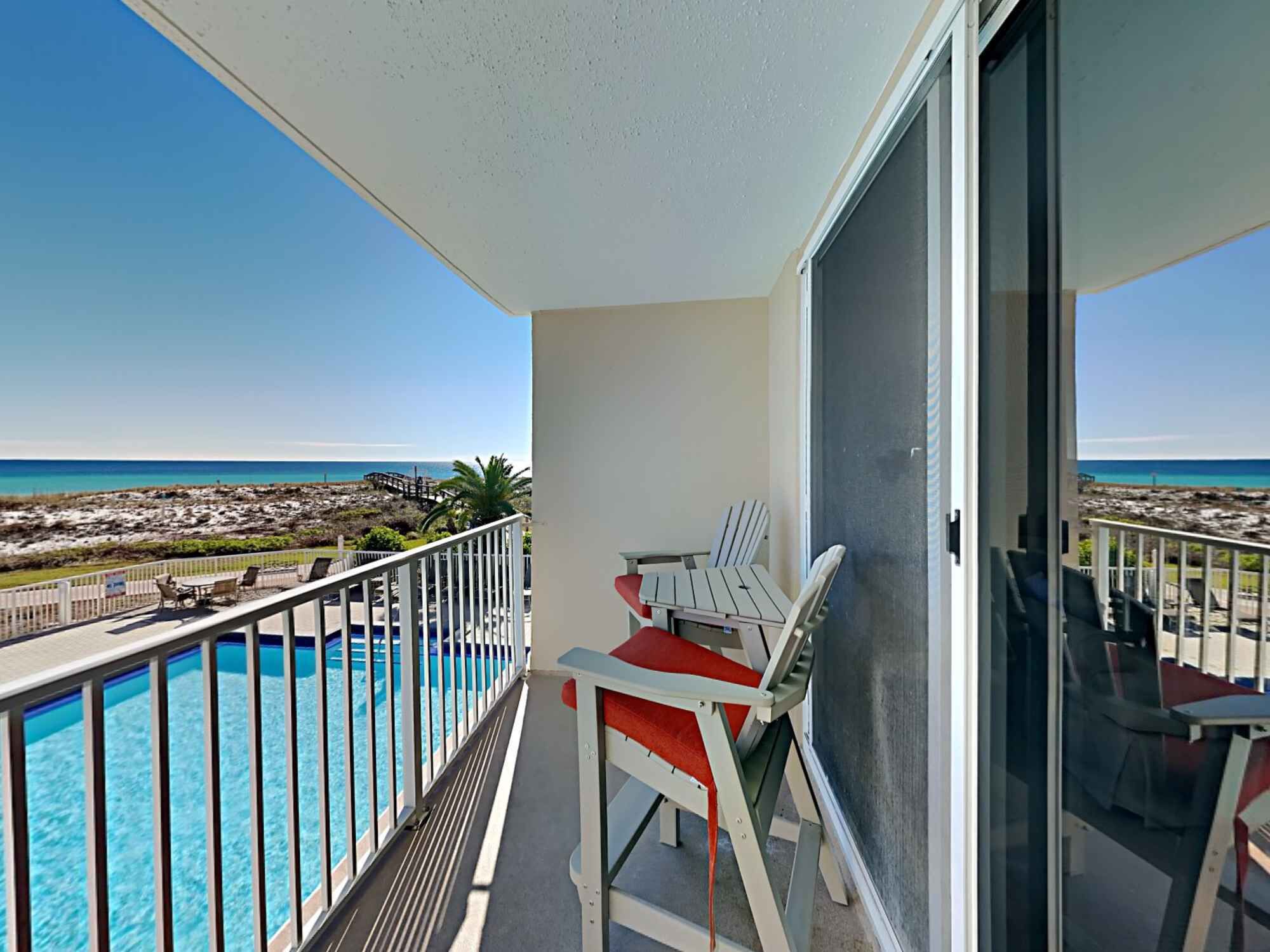 Remodeled condo w/ free seasonal beach svc, community pool, fitness area