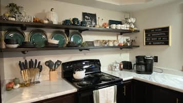 Microondas, horno, placa de cocina y lavavajillas