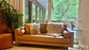 Smart-TV, Kamin, Bücher, Stereoanlage